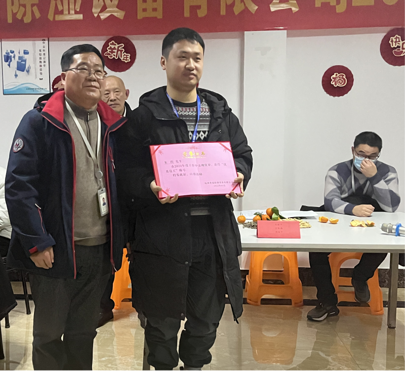 頒發(fā)優(yōu)秀員工獎(jiǎng)